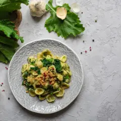 Orecchiette z zielonymi warzywami i okruszkami. Prosty orecchiette przepis na pyszny obiad.