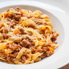 Tagliatelle z bogatym ragout, posypane parmezanem. Idealny przepis na obiad.