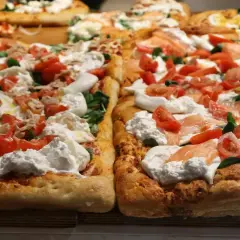 Pyszne, prostokątne pizze z burratą, pomidorkami i łososiem lub tuńczykiem. Proste ciasto na pizzę zawsze wychodzi!