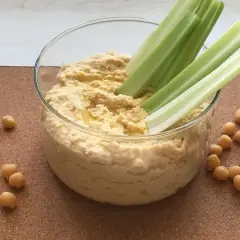 Domowy hummus z ciecierzycy, idealny do maczania łodyg selera. Prosty hummus przepis.