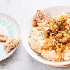 Kremowe puree z dodatkiem słodkiej, karmelizowanej cebuli, podane z chrupkim pieczywem.