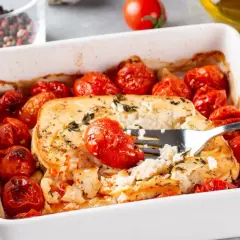 Pyszne zapiekane pomidorki koktajlowe z fetą i ziołami, gotowe do podania. Idealne do makaronu!