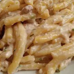 Pyszne makaron strozzapreti w kremowym sosie, posypane szczypiorkiem.