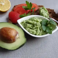 Pyszne guacamole przepis: awokado, pomidory, cytryna i natka pietruszki. Idealne na tostach.