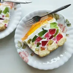 Kolorowe ciasto na lato z galaretką i biszkoptami, idealne na upalne dni.