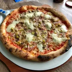 Pyszna, domowa pizza na desce, idealna na wieczór. Ten najlepsza pizza przepis to gwarancja sukcesu!