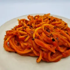 Spaghetti all'assassina, pikantne i aromatyczne, na talerzu.