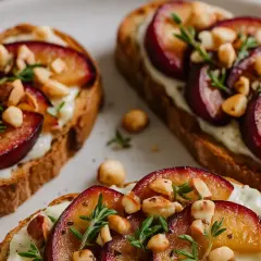 Bruschetta z gorgonzolą, śliwkami i orzechami laskowymi. Pyszna przekąska, która zachwyci każdego smakosza.