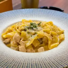 Pappardelle z kurczakiem w kremowym sosie, idealne na szybki obiad. Prosty przepis na pappardelle.