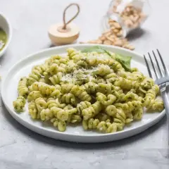 Fusilli z zielonym pesto, parmezanem i orzeszkami pinii. Różne rodzaje pesto mogą być równie pyszne!