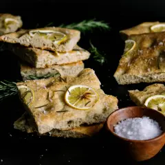 Pyszna focaccia z cytryną i rozmarynem, idealna na letnie przyjęcie. Ten przepis na focaccię zachwyci każdego!