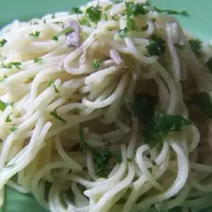 Delikatny makaron spaghetti z czosnkiem i pietruszką. Idealny, gdy zastanawiasz się, jaki sos do makaronu wybrać na szybki obiad.