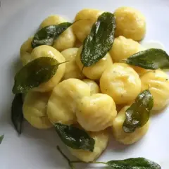 Pyszne, domowe gnocchi z szałwią i masłem. Idealny przepis na szybki obiad.