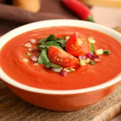Orzeźwiające gazpacho z pomidorami, ogórkiem i cebulą. Idealny przepis na lato.