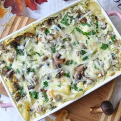 Pyszne lasagne z grzybami, zapieczone pod serem i posypane natką pietruszki. Idealne na jesienny obiad.
