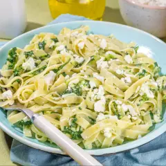 Pyszne tagliatelle ze szpinakiem i fetą. Idealne danie na obiad, które zachwyci każdego.