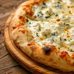 Pyszna pizza z serem, z chrupiącą skórką i obficie posypana ziołami, prezentuje się apetycznie na drewnianej desce.
