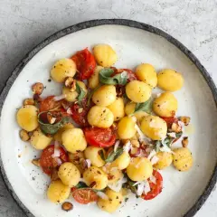 Nadziewane gnocchi z pomidorkami, szałwią i orzechami. Idealne danie, które podpowiada, gnocchi nadziewane z czym podawać.