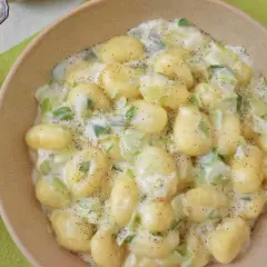 Puszyste gnocchi w kremowym sosie z gorgonzolą i porem, posypane świeżo mielonym pieprzem. Idealne danie dla miłośników wyrazistych smaków.