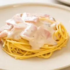 Spaghetti z kremowym sosem i kawałkami szynki. Idealny sos paprykowy do makaronu, który zachwyci każdego.