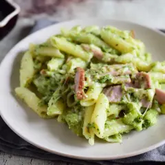Penne z kremowym sosem brokułowym i kawałkami szynki. Pyszny makaron z brokułami, idealny na szybki obiad.