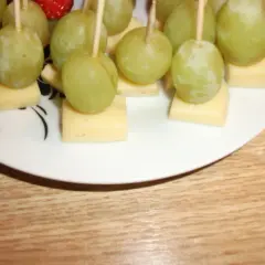 Pyszne koreczki z winogronem i serem, idealne na przekąskę.