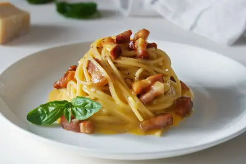 Pyszne spaghetti carbonara, idealne na szybki obiad. Ten przepis na carbonara jest prosty i szybki.