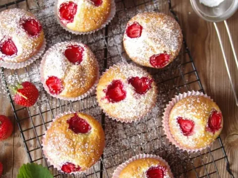 Babeczki z truskawkami - Przepis na idealne, puszyste muffinki
