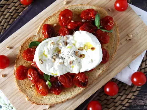 Bruschetta z burratą - idealny przepis na każdą okazję