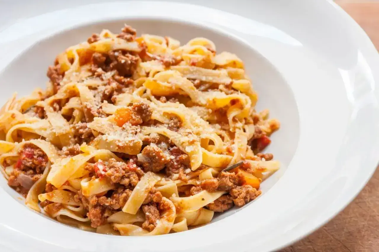 Tagliatelle z bogatym ragout, posypane parmezanem. Idealny przepis na obiad.