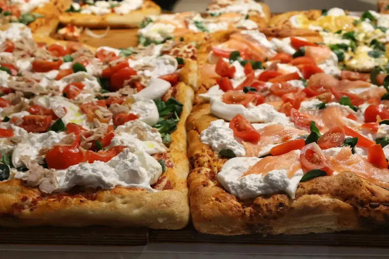 Pyszne, prostokątne pizze z burratą, pomidorkami i łososiem lub tuńczykiem. Proste ciasto na pizzę zawsze wychodzi!