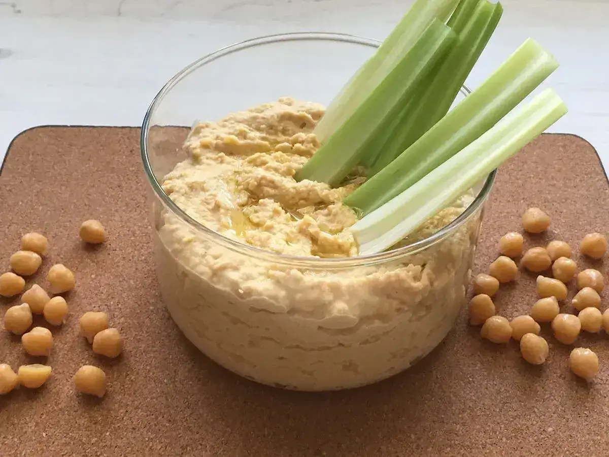 Domowy hummus z ciecierzycy, idealny do maczania łodyg selera. Prosty hummus przepis.