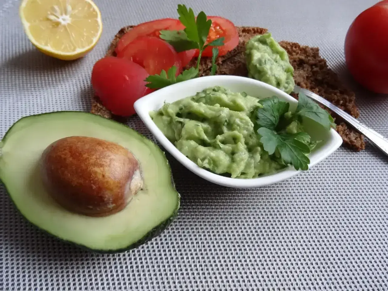 Pyszne guacamole przepis: awokado, pomidory, cytryna i natka pietruszki. Idealne na tostach.