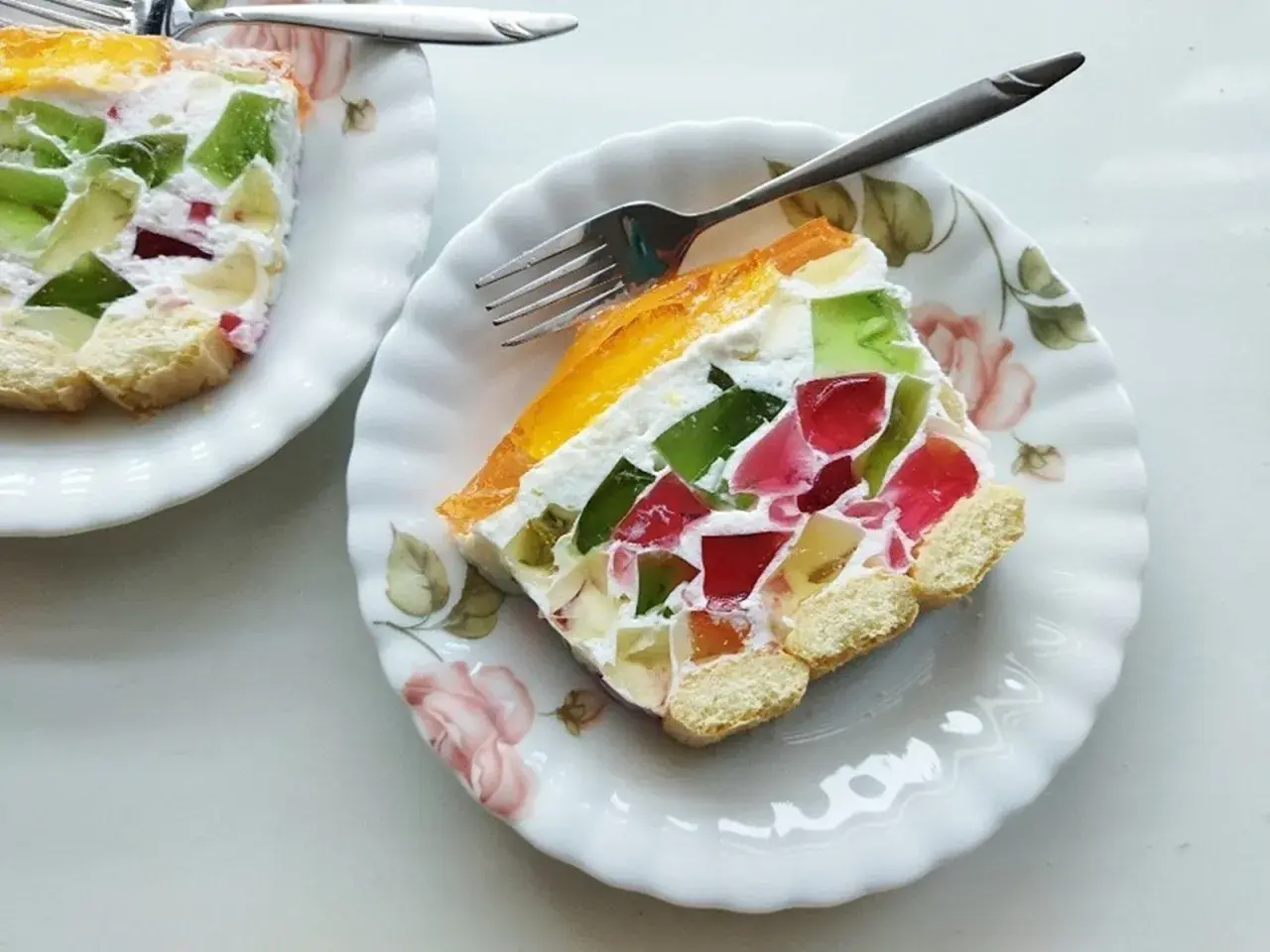 Kolorowe ciasto na lato z galaretką i biszkoptami, idealne na upalne dni.
