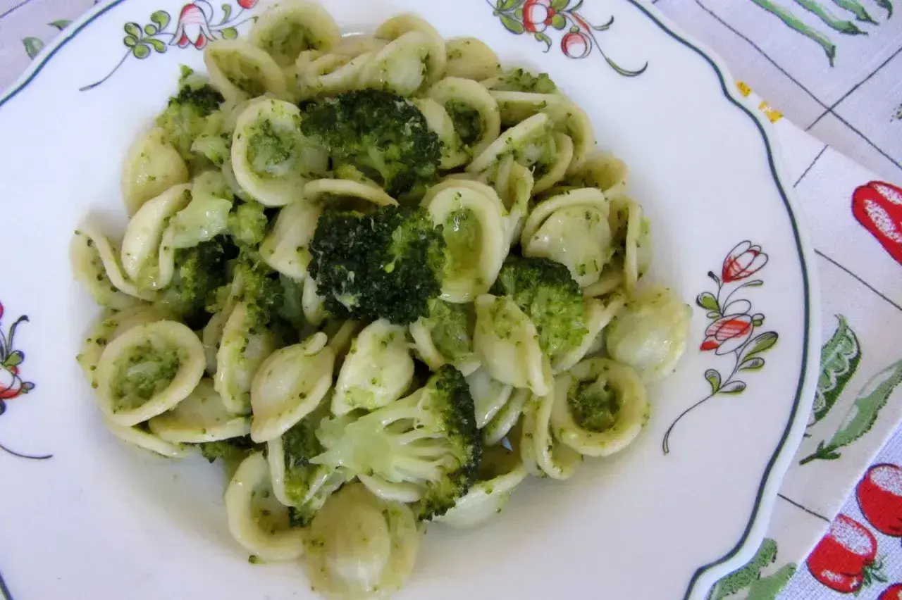Makaron orecchiette z brokułami w sosie pesto. Proste i pyszne danie, które świetnie smakuje samo lub z dodatkiem parmezanu.