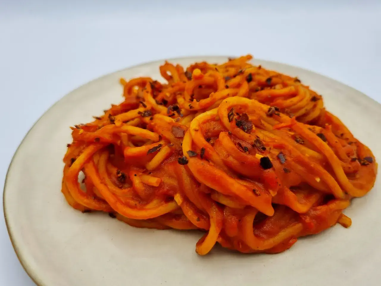 Spaghetti all'assassina, pikantne i aromatyczne, na talerzu.