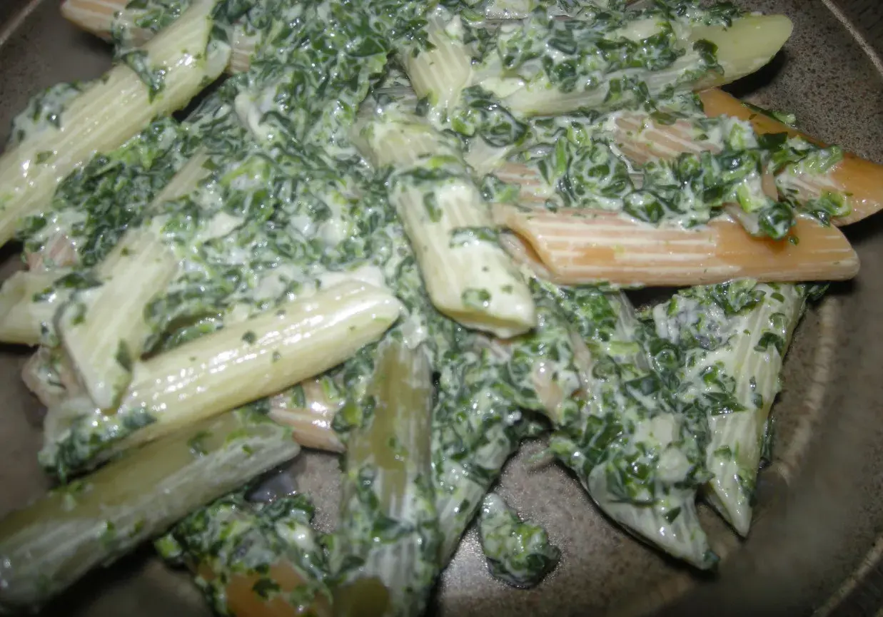 Penne z kremowym sosem, szpinakiem i serem pleśniowym. Pyszne danie, które zachwyci każdego smakosza.