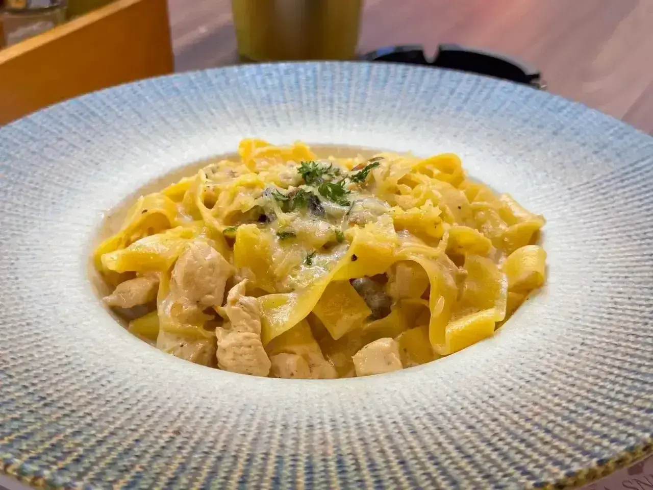 Pappardelle z kurczakiem w kremowym sosie, idealne na szybki obiad. Prosty przepis na pappardelle.
