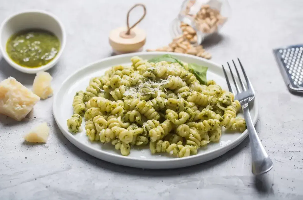 Fusilli z zielonym pesto, parmezanem i orzeszkami pinii. Różne rodzaje pesto mogą być równie pyszne!