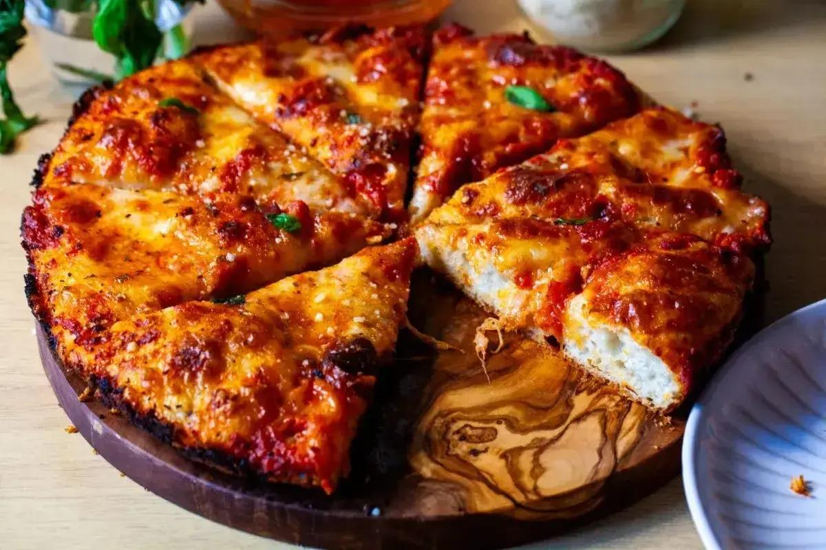 Pyszna pizza rzymska z chrupiącym ciastem, ciągnącym serem i aromatycznym sosem pomidorowym, gotowa do podania.