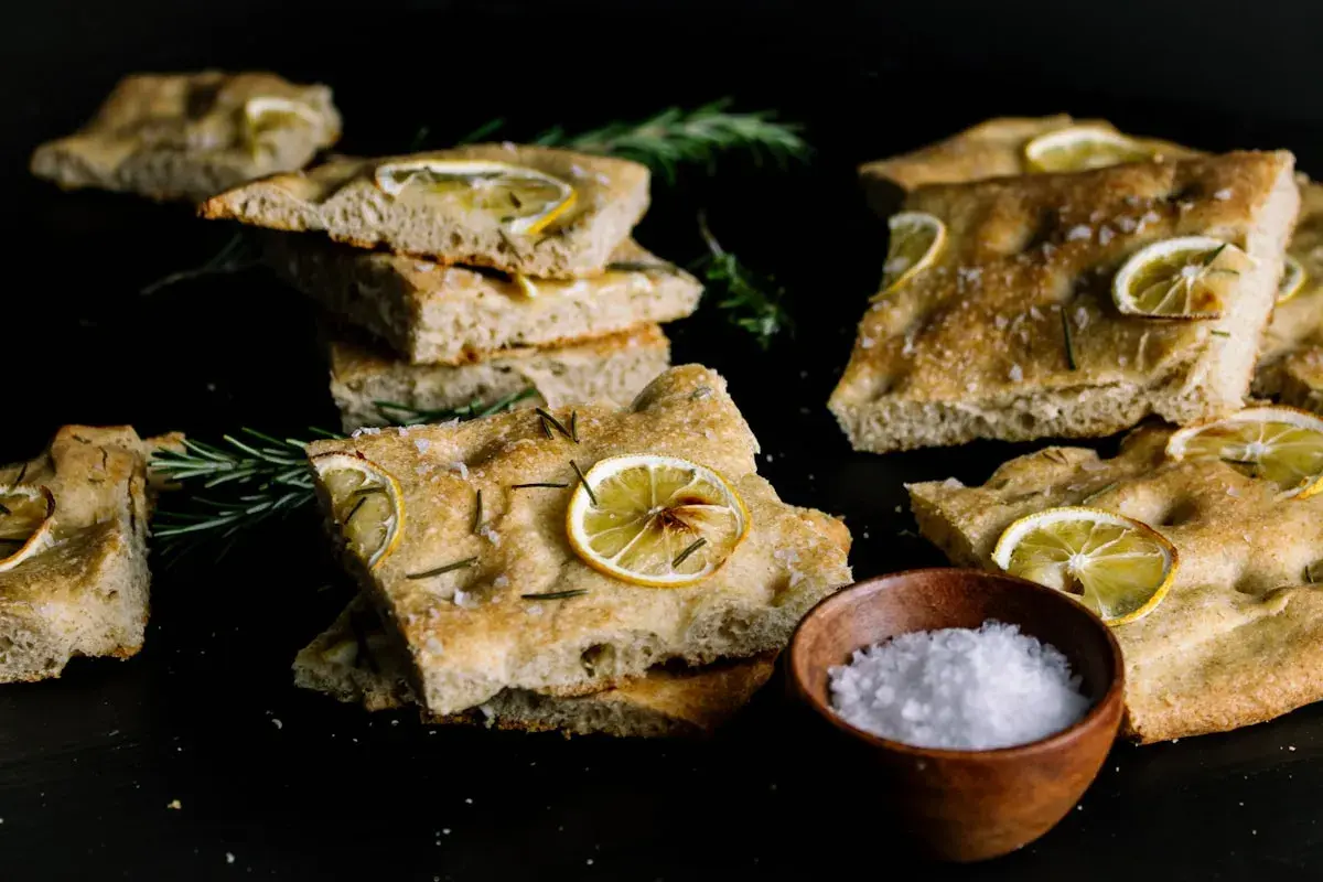 Pyszna focaccia z cytryną i rozmarynem, idealna na letnie przyjęcie. Ten przepis na focaccię zachwyci każdego!