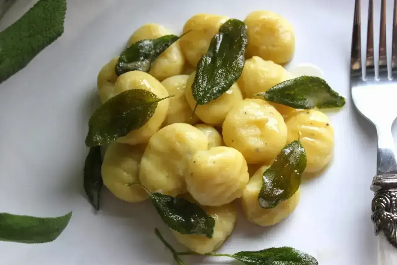 Pyszne, domowe gnocchi z szałwią i masłem. Idealny przepis na szybki obiad.