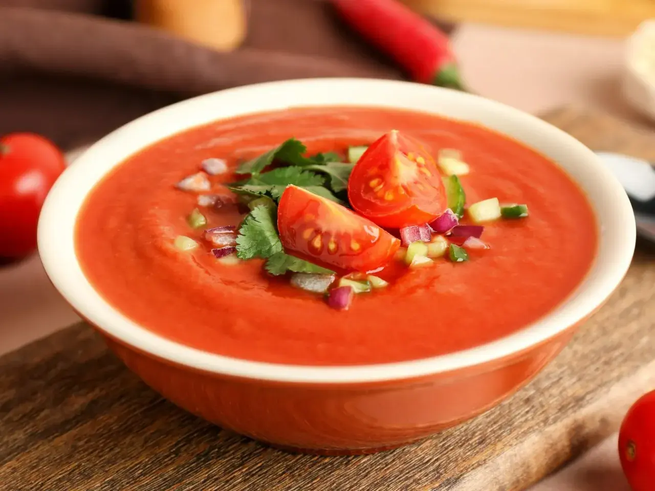 Orzeźwiające gazpacho z pomidorami, ogórkiem i cebulą. Idealny przepis na lato.