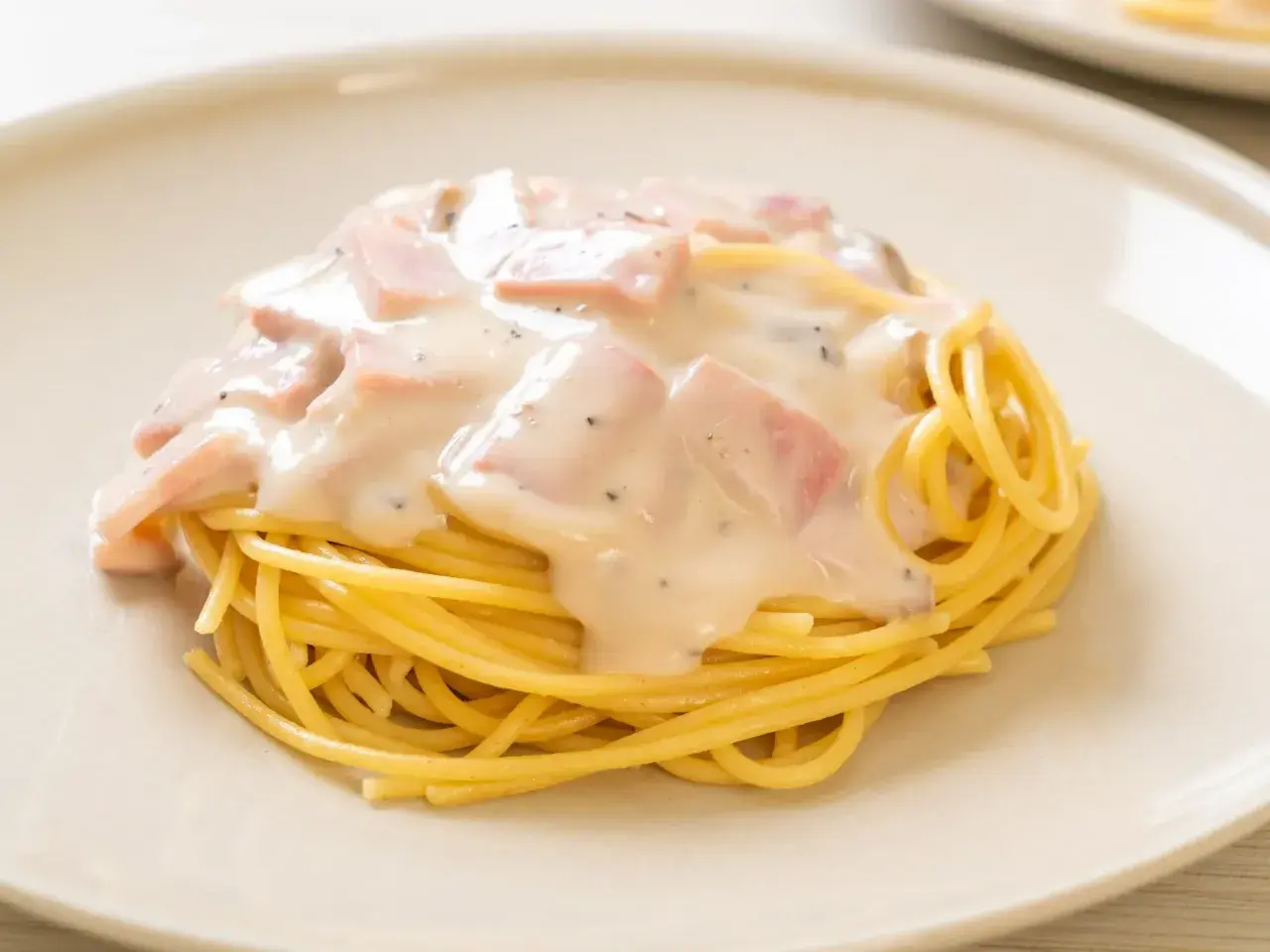 Spaghetti z kremowym sosem i kawałkami szynki. Idealny sos paprykowy do makaronu, który zachwyci każdego.