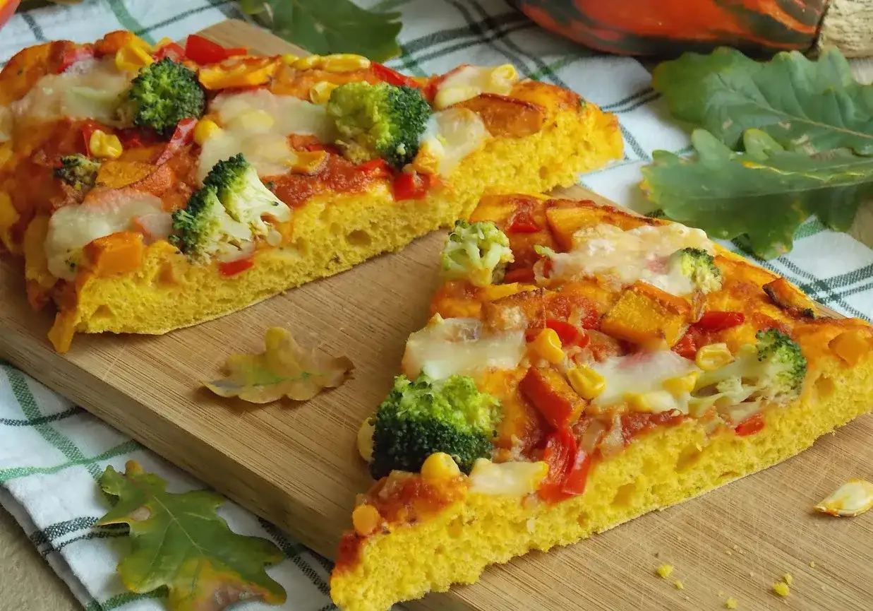 Jesienna pizza z dynią, brokułami i kukurydzą na żółtym cieście. Smaczna i kolorowa.