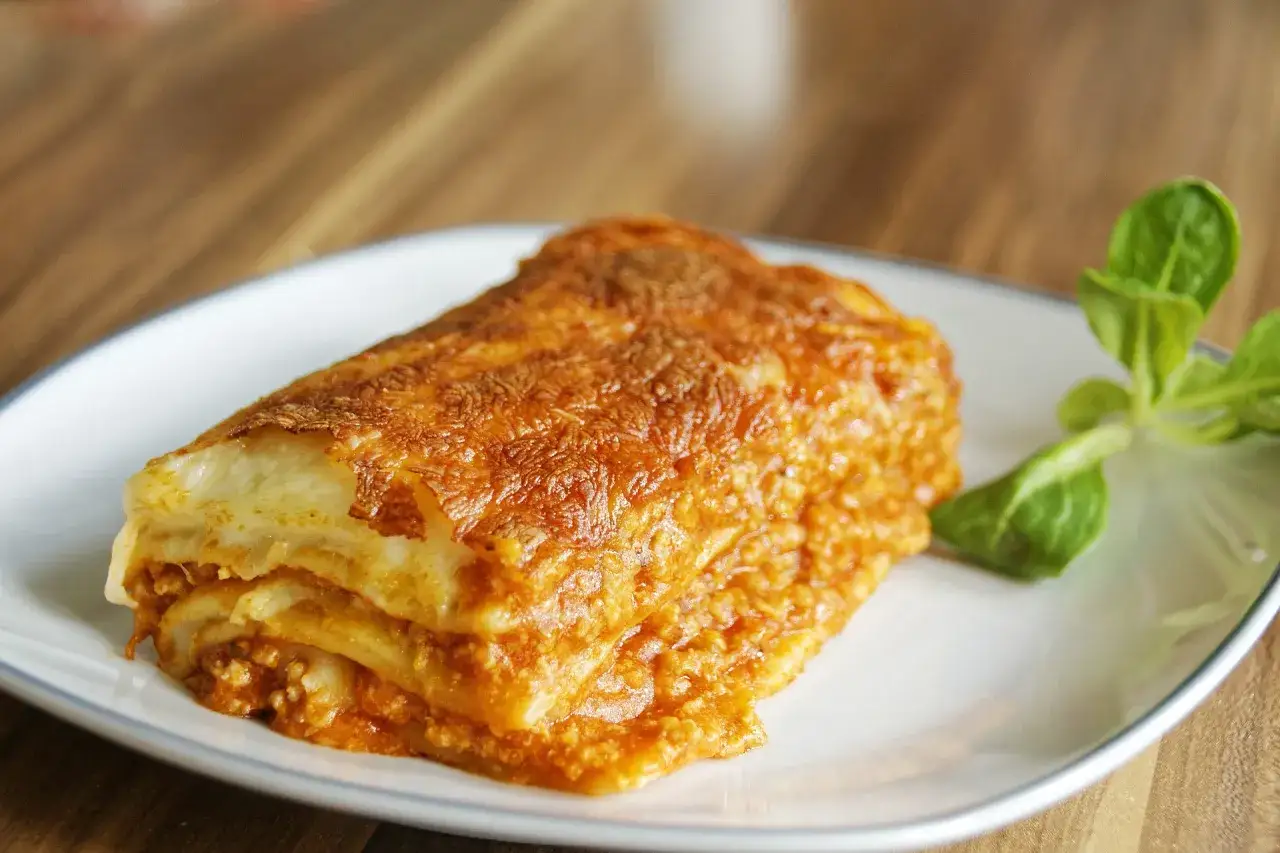 Pyszny kawałek lasagne z chrupiącą, zarumienioną skórką z sera. Idealne pytanie brzmi: jakie mięso do lasagne wybrać, by była tak smakowita?