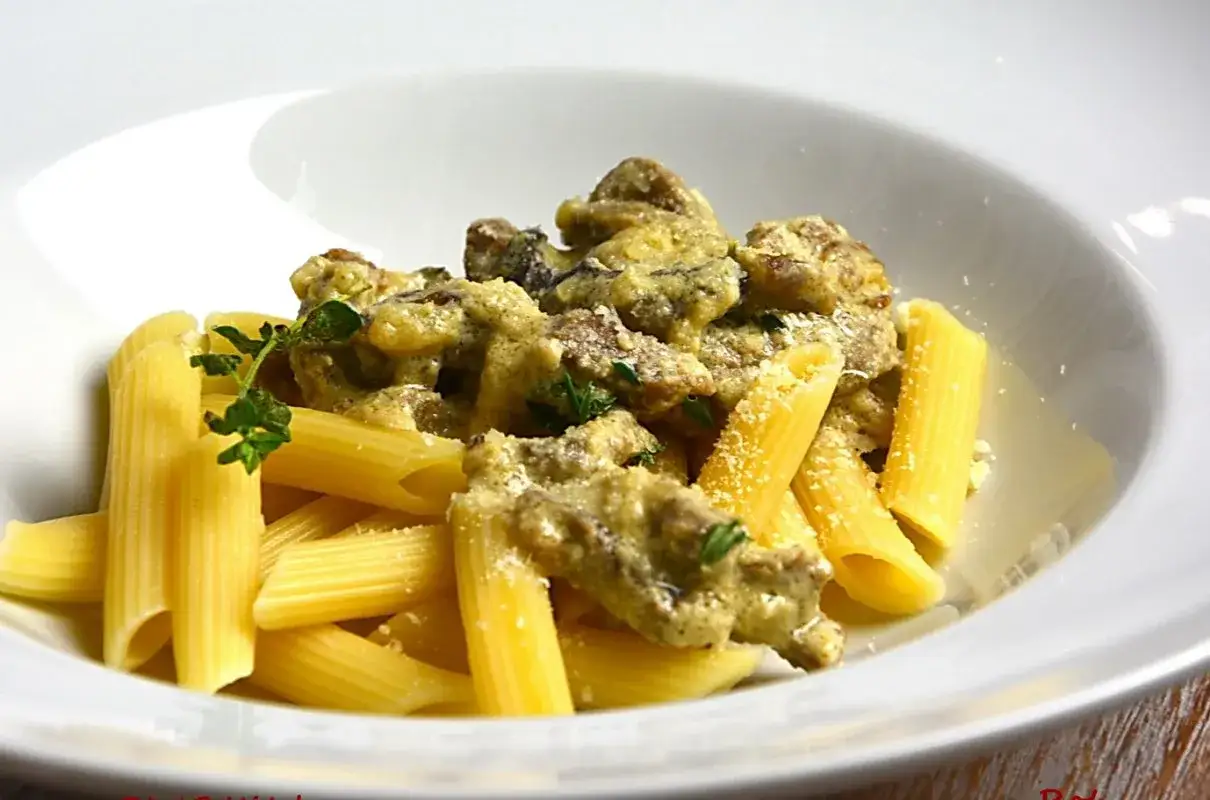 Penne z kremowym ragout grzybowym, posypane parmezanem. Idealny przepis na szybki obiad.