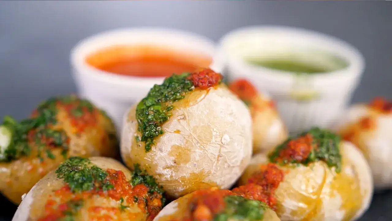 Papas arrugadas z mojo verde i mojo rojo, tradycyjne kanaryjskie ziemniaczki, gotowe do zanurzenia w sosach.