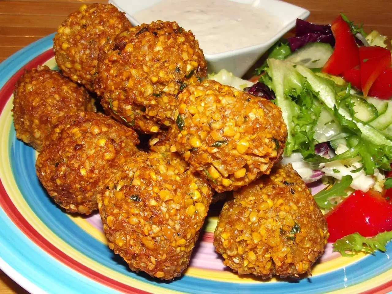 Chrupiące kulki falafela z chrupiącą sałatką i sosem. Idealny falafel przepis na obiad.