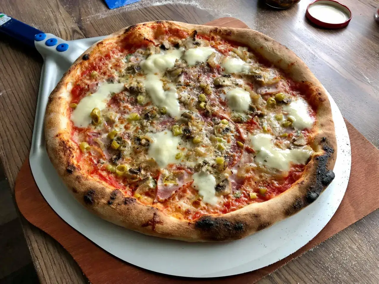 Gorąca, świeżo upieczona pizza na łopacie. Idealna na domowe przyjęcie, to najlepsza pizza przepis, jaki kiedykolwiek próbowałeś!
